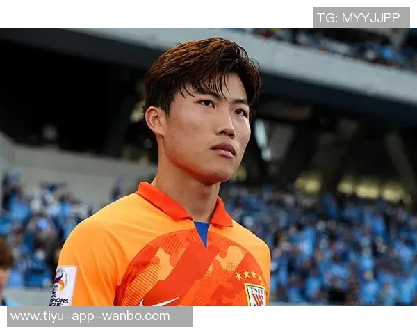 谢文能重返伯纳乌球场十多年后晒童年与C罗球衣合影感慨万千