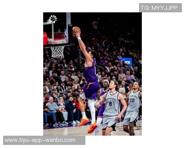 布克首节表现亮眼5投3中贡献6分3篮板2助攻1抢断但也有2次失误 布克首节表现亮眼5投3中贡献6分3篮板2助攻1抢断但也有2次失误